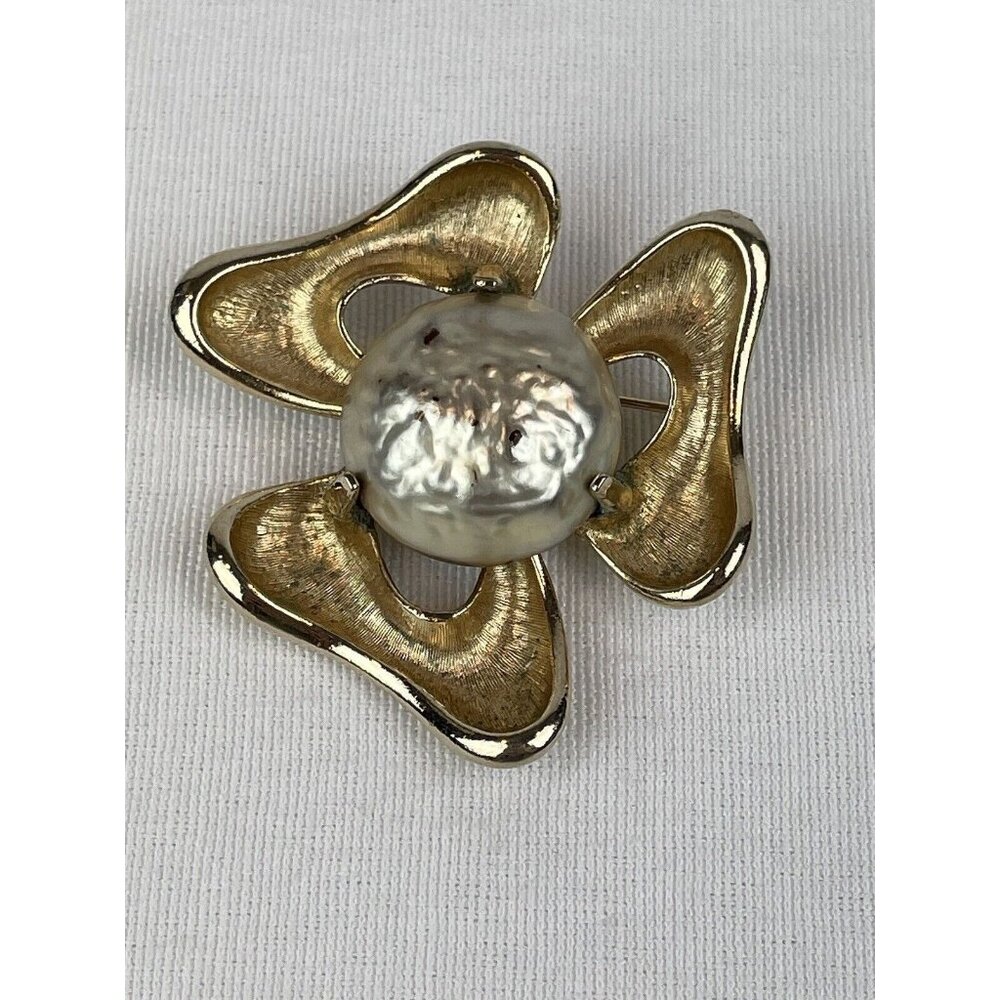 Vtg Sarah Coventry Gold Tone Brooch Faux Baroque Pearl “Pearl Bloom” Flower 2”
